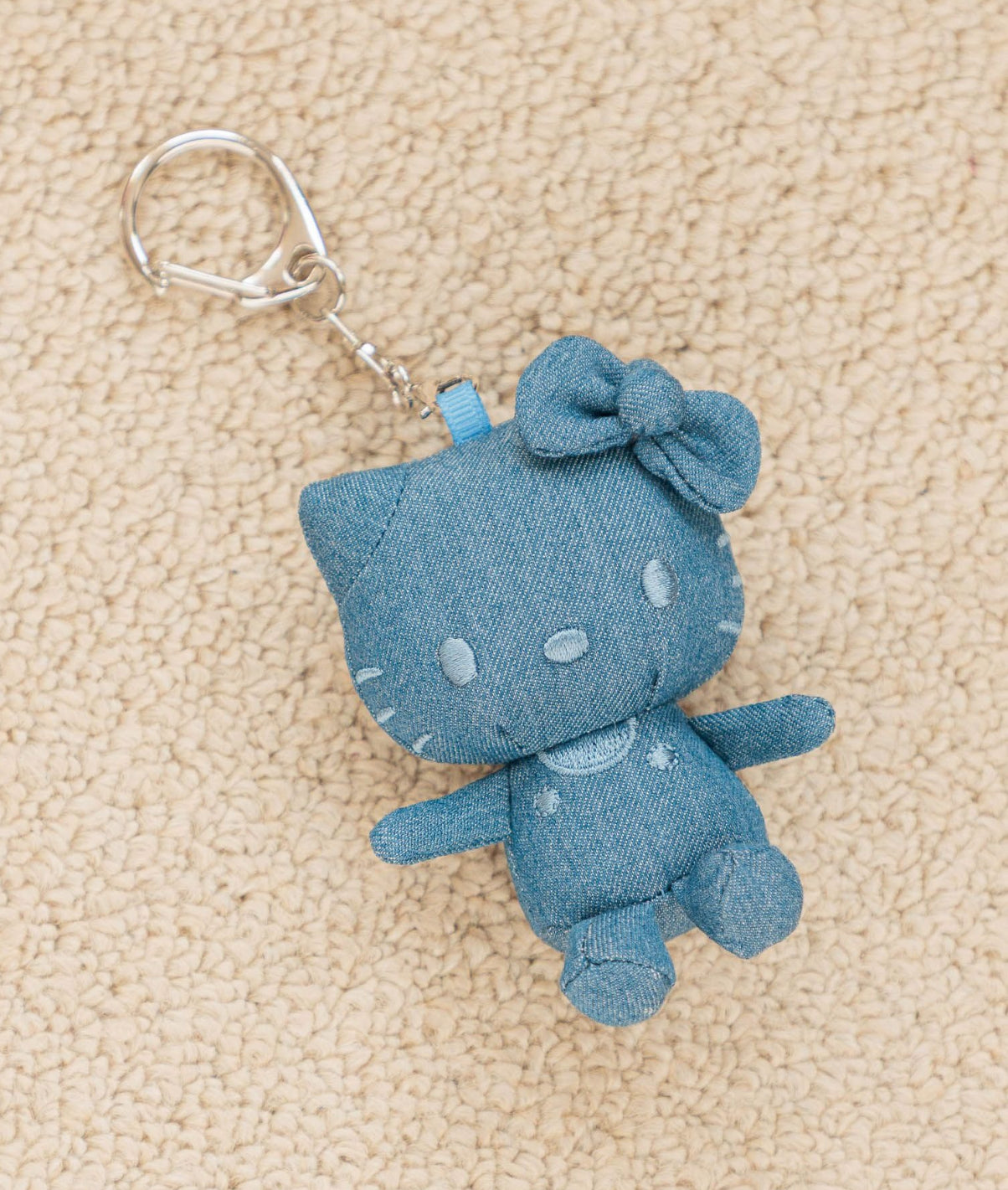 NV08 (台灣現貨)【Hello Kitty】最新服飾品牌聯名系列小小吊飾 - 牛仔布