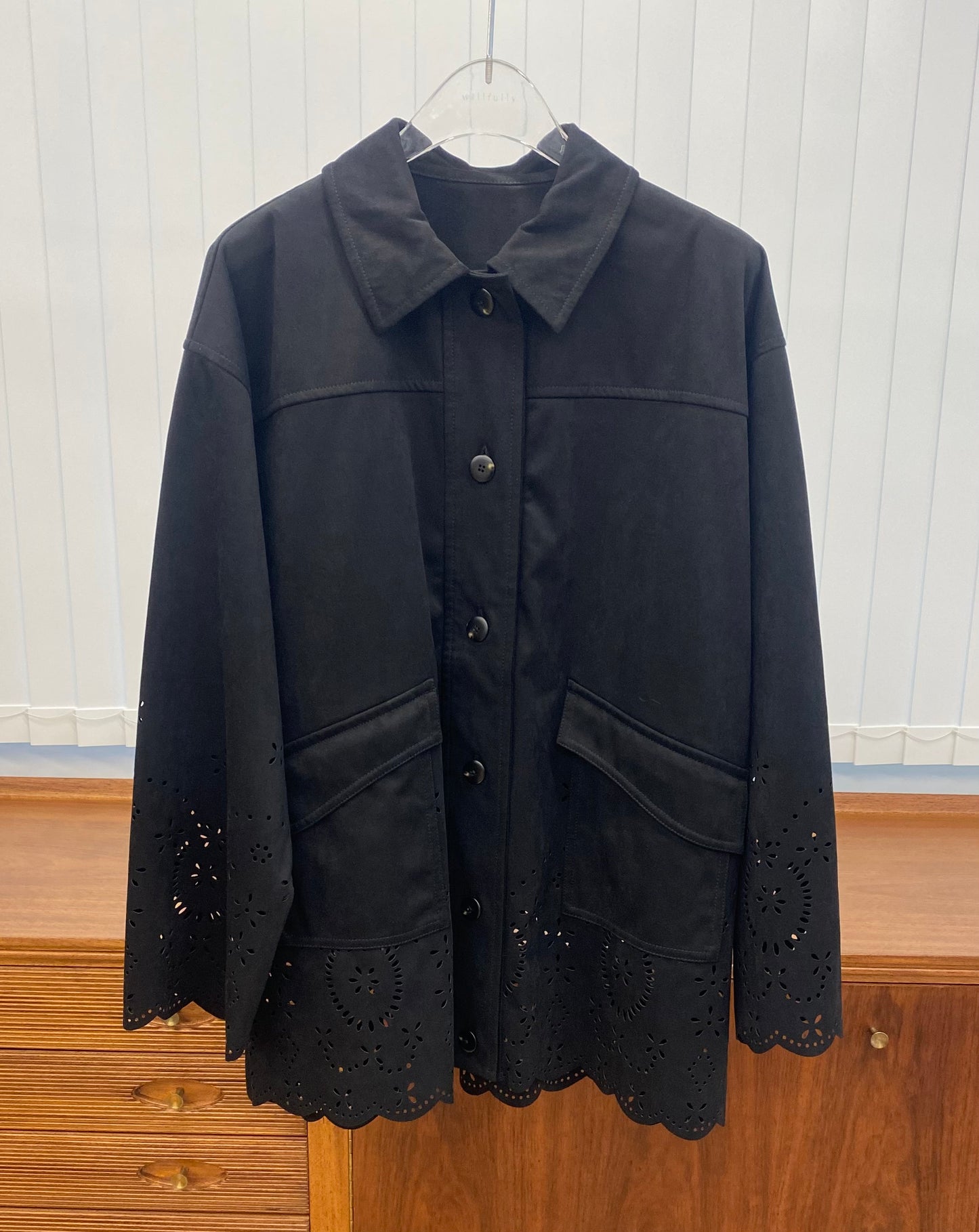 BW07 (預購10月)【Willfully】scalloped punch faux suede shirt