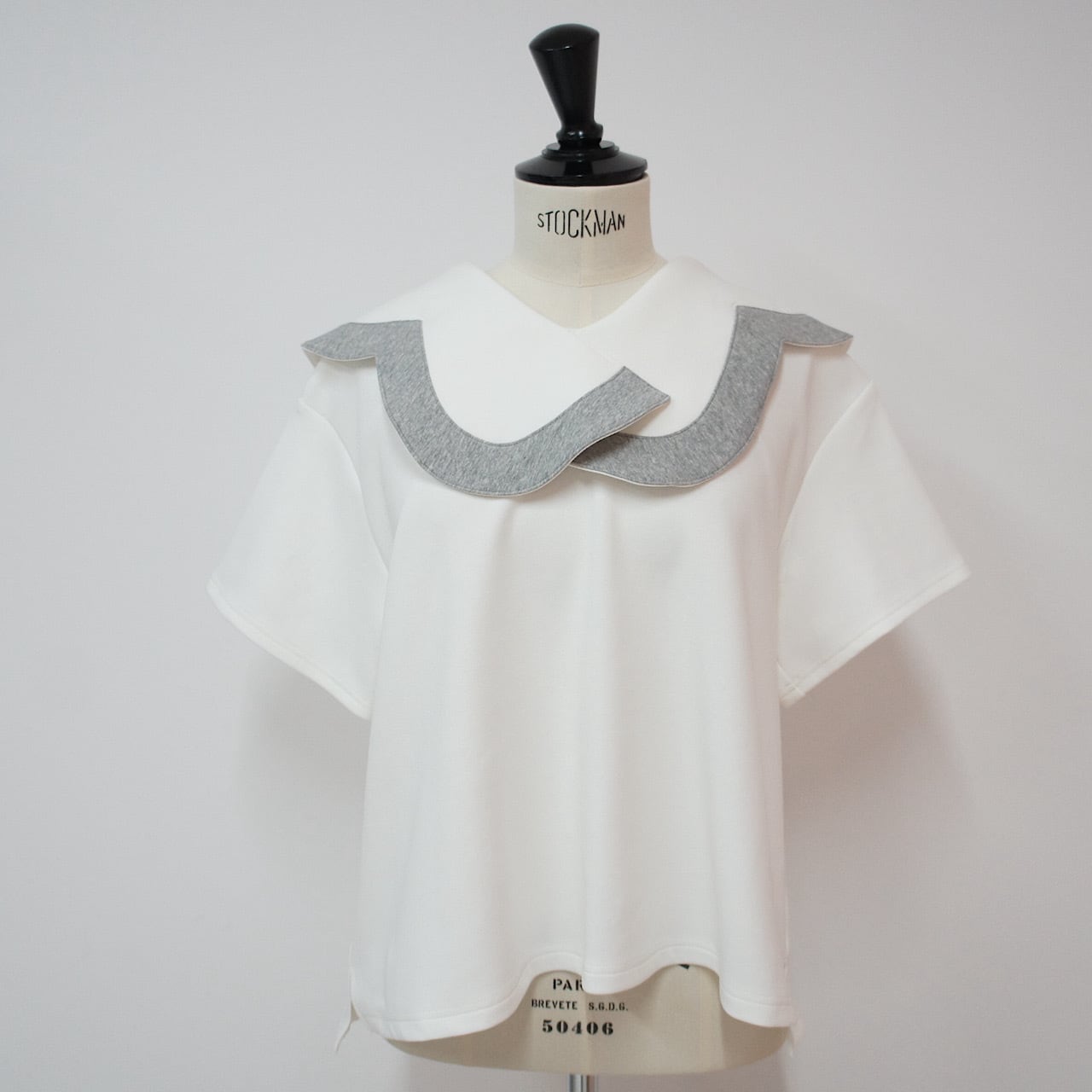 BM14 （台灣現貨）【Linkable】 少見幾何領棉混紡上衣（white×Grey)