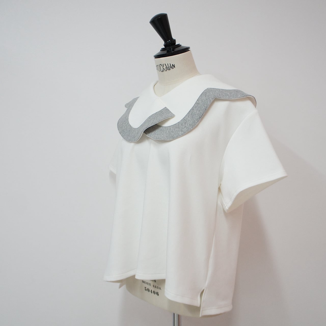 BM14 （台灣現貨）【Linkable】 少見幾何領棉混紡上衣（white×Grey)