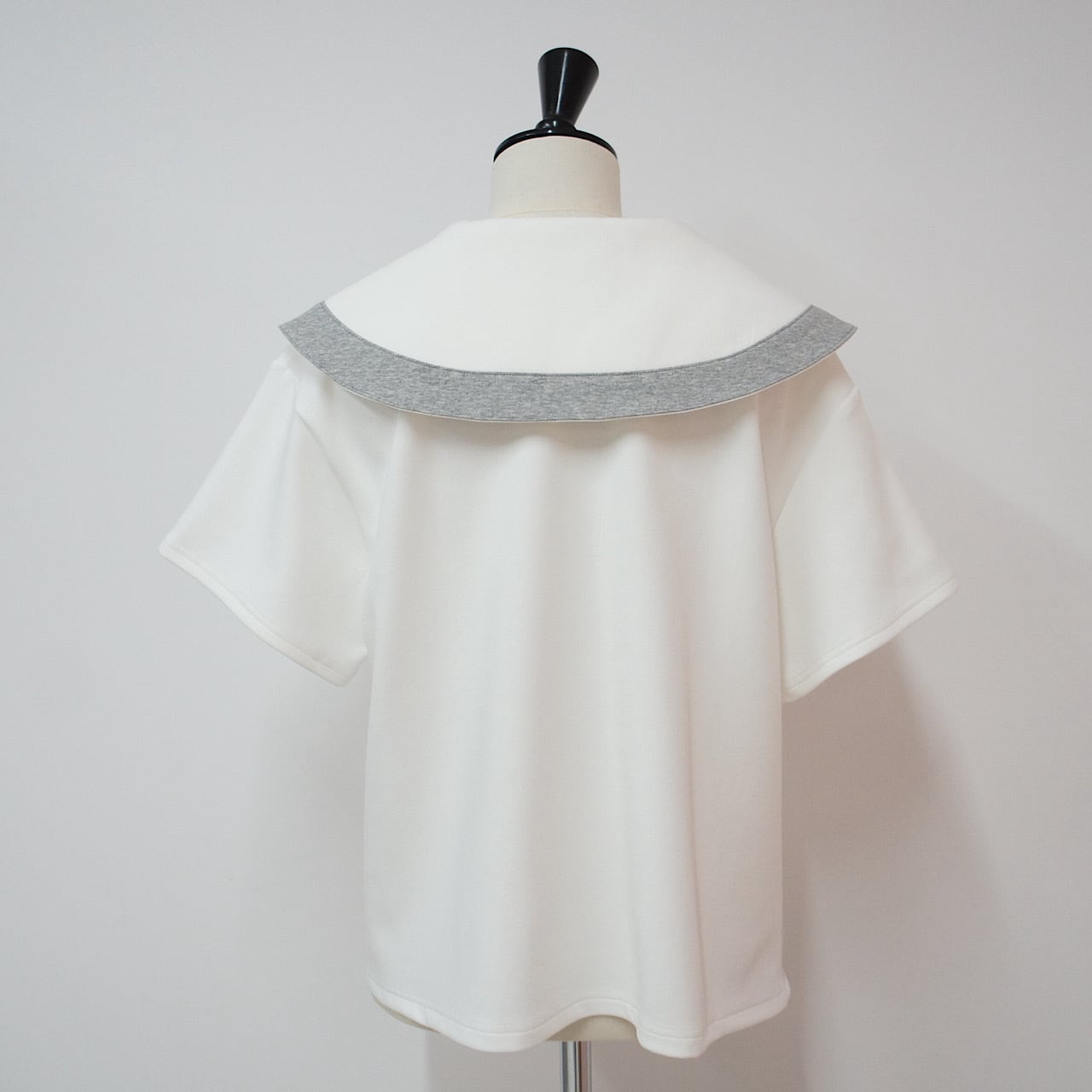 BM14 （台灣現貨）【Linkable】 少見幾何領棉混紡上衣（white×Grey)