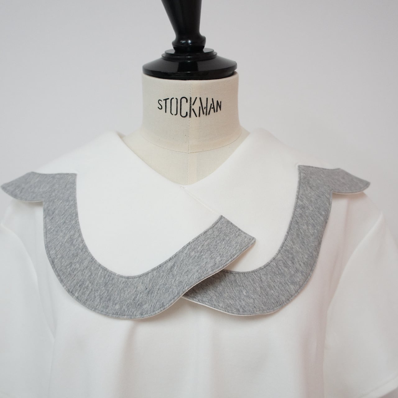 BM14 （台灣現貨）【Linkable】 少見幾何領棉混紡上衣（white×Grey)