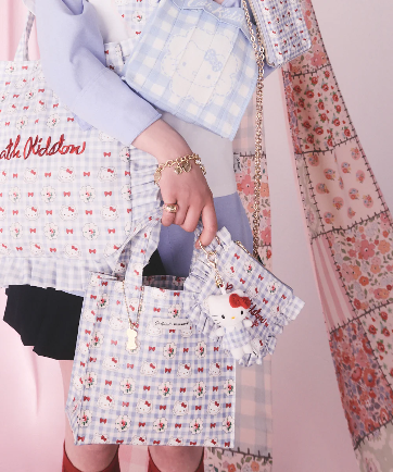 NE25（預購7月）【Hello Kitty】Cath Kidston London夢幻聯名 - 限量經典面紙包+吊飾組