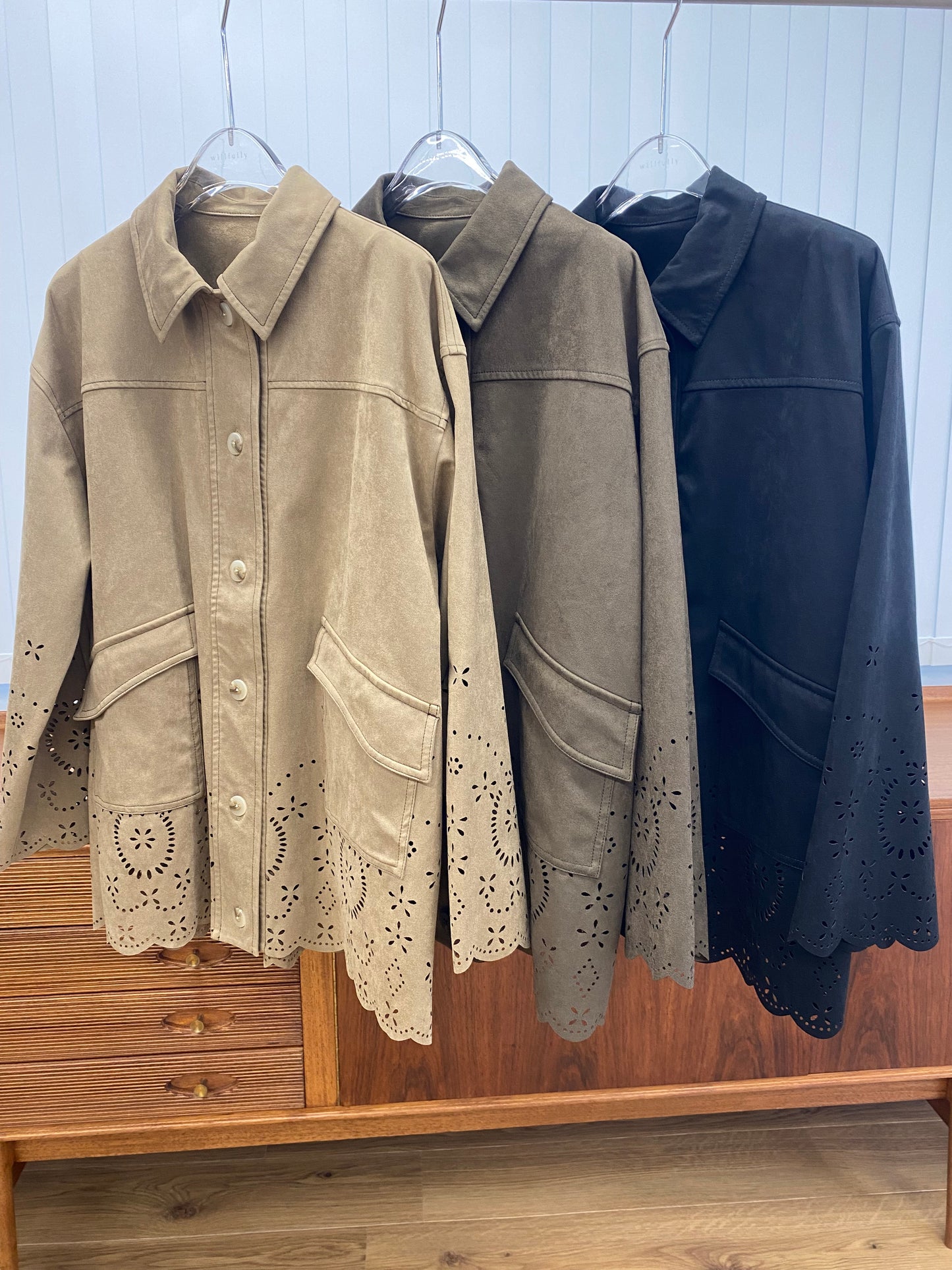 BW07 （預購10月）【Willfully】scalloped punch faux suede shirt