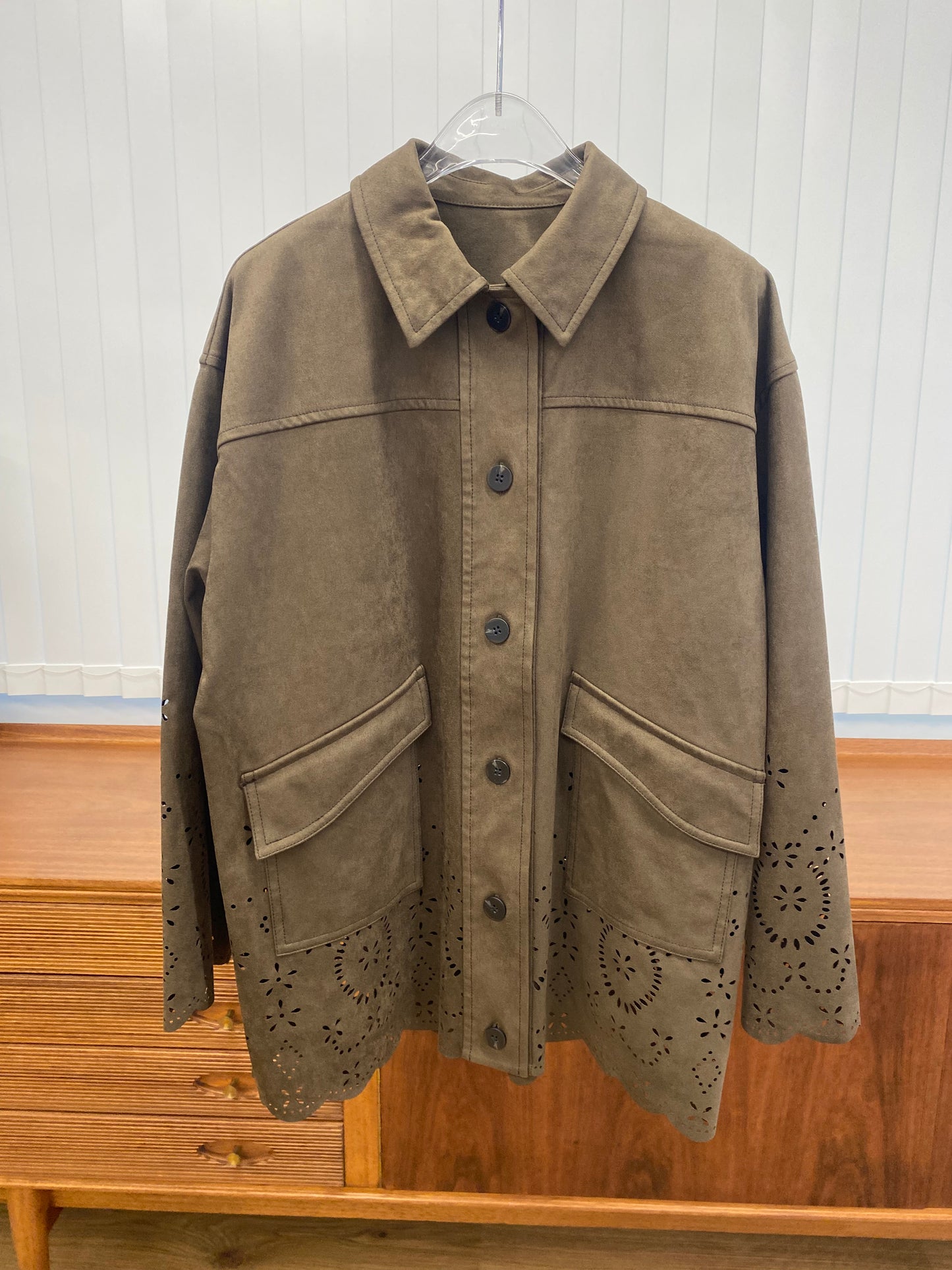 BW07 （預購10月）【Willfully】scalloped punch faux suede shirt
