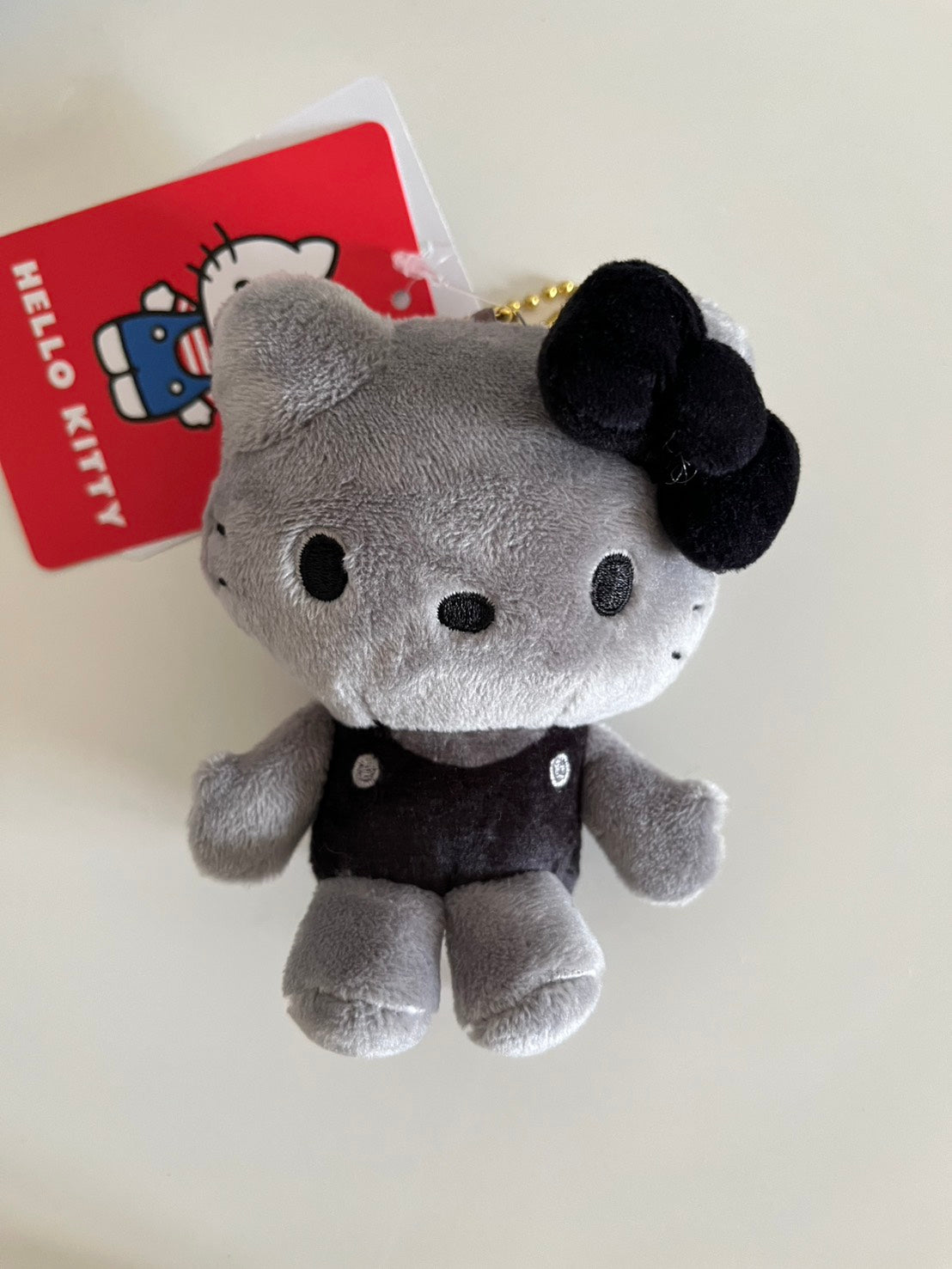 NE34【Hello Kitty】五十週年 限定 黑灰KITTY娃娃吊飾