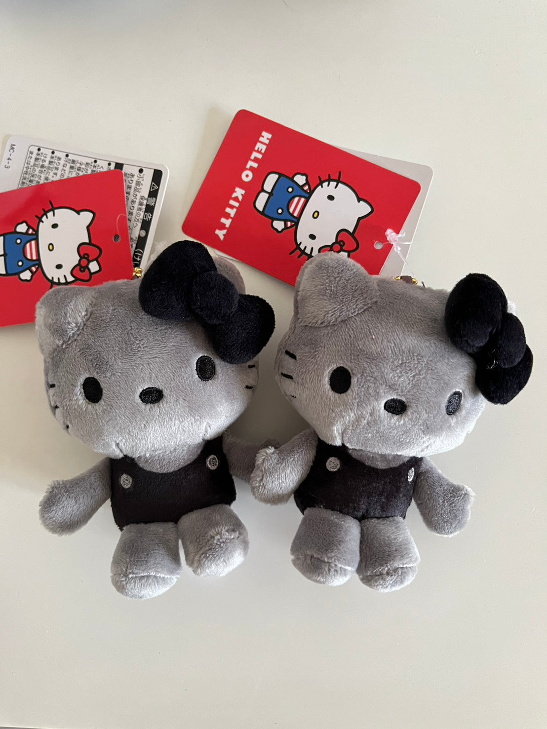 NE34【Hello Kitty】五十週年 限定 黑灰KITTY娃娃吊飾
