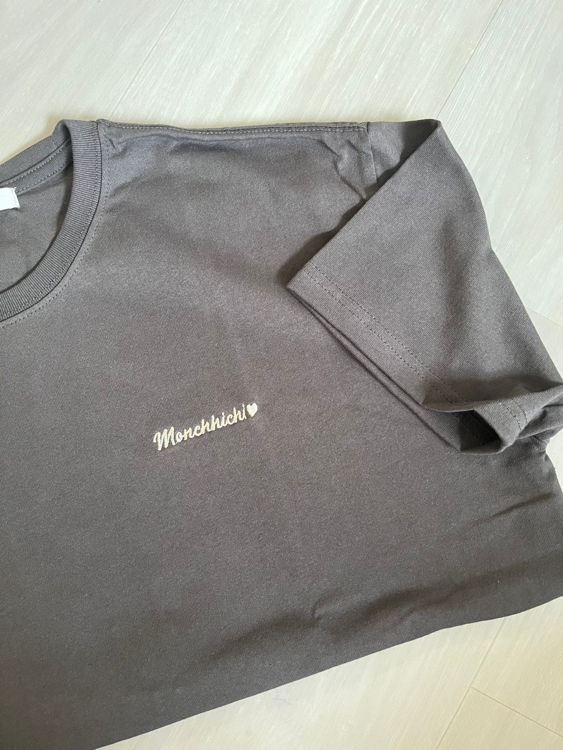 NE66（台灣現貨）【Monchichi】日牌刺繡LOGO九宮格照片上衣