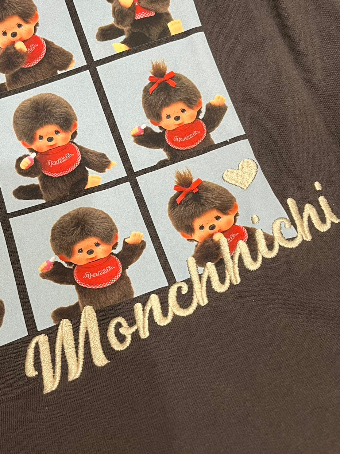 NE66（台灣現貨）【Monchichi】日牌刺繡LOGO九宮格照片上衣