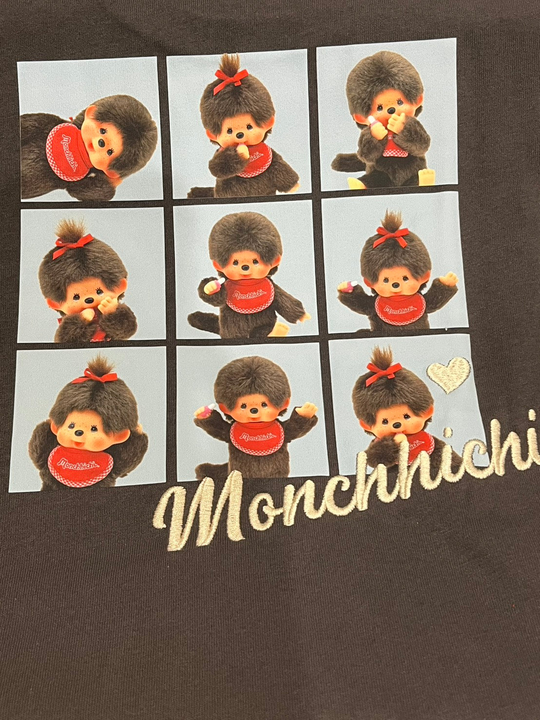 NE66（台灣現貨）【Monchichi】日牌刺繡LOGO九宮格照片上衣