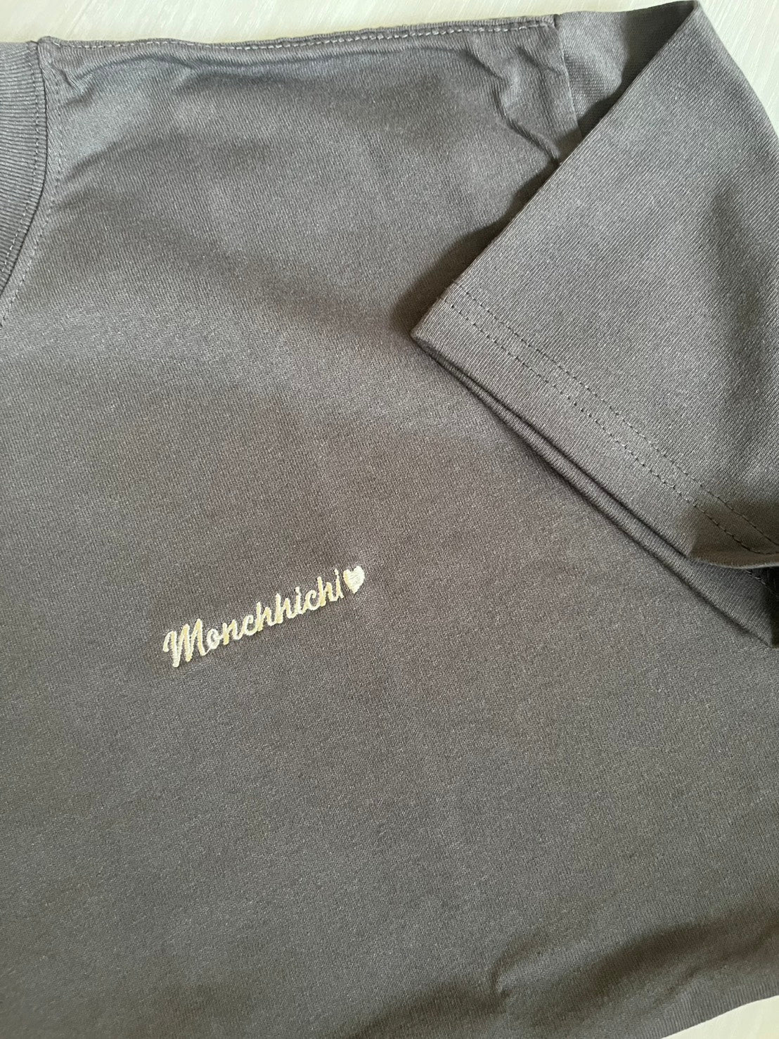 NE66（台灣現貨）【Monchichi】日牌刺繡LOGO九宮格照片上衣